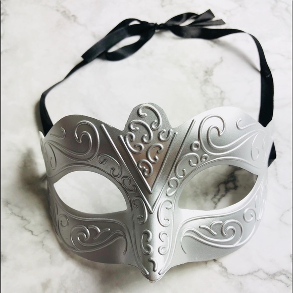 Sexy Mysterious Silver Masquerade Mask with Ties - Picture 3 of 6